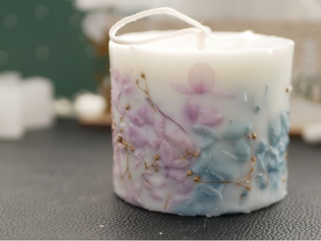 お好きなお花を入れてオリジナルな自分だけのキャンドルをお作りいただけます