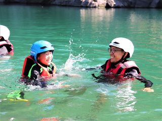 流れの穏やかな場所では川遊びも満喫。お子さまも安心して、仁淀川の美しい水と触れ合えます。