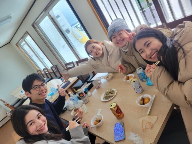 釣りが終わったらみんなでワカサギの天ぷらと農園で育てたお野菜を一緒にあったかいお部屋で食べて楽しめます。送迎付きだからアルコールもお召し上がりいただけます。