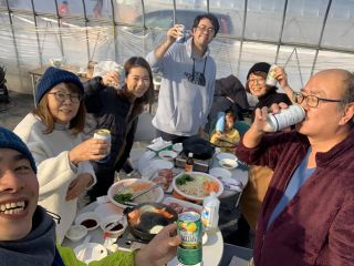 写真は冬季間だったためビニールハウスの屋内での写真です!外でのジンギスカンが北海道民流!