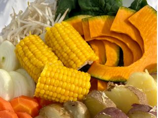 春はアスパラです!とうもろこし・玉ねぎ(伝統野菜札幌黄)・南瓜、さつまいも・ほうれん草など。その季節に応じた旬の野菜をご提供します!