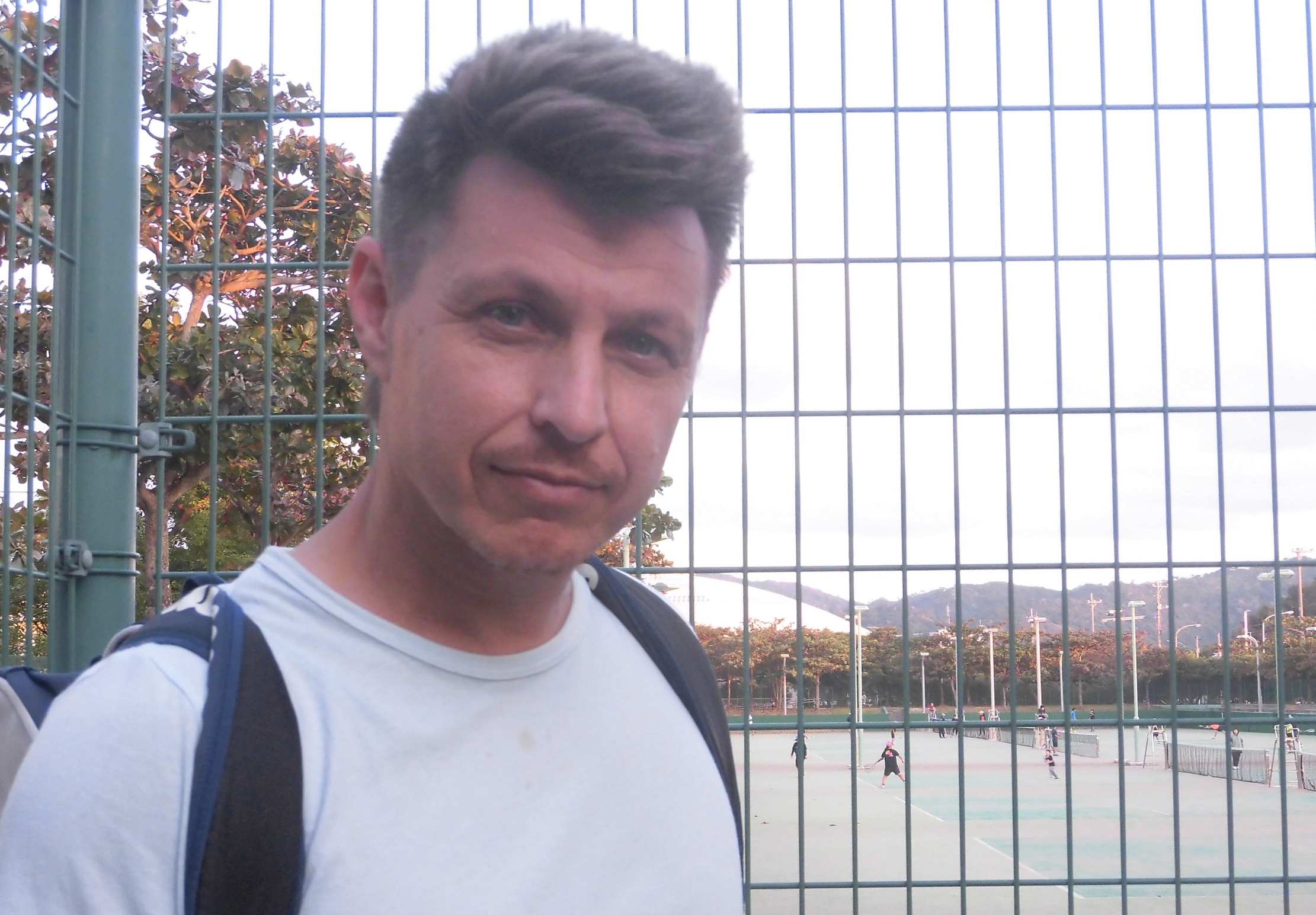 南米、豪州でのテニス経験を活かしてユニークな視点からアドバイス、楽しくインテンスなレッスン