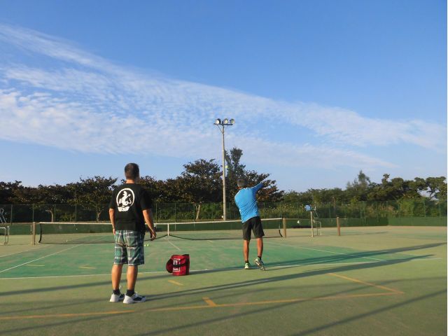 沖縄のコートは潮風との戦いでもあります