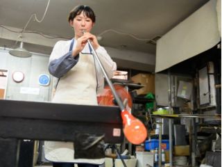 ステンレスの吹きザオを回しながら、1100℃あるガラスに息を吹き込んでいきます!