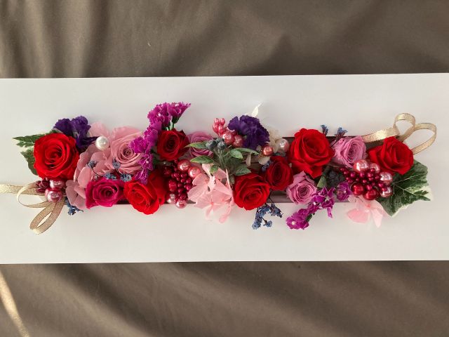 ピンク&赤系のお花のフレームアレンジ。