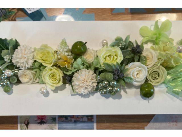 グリーン系のお花のフレームアレンジ