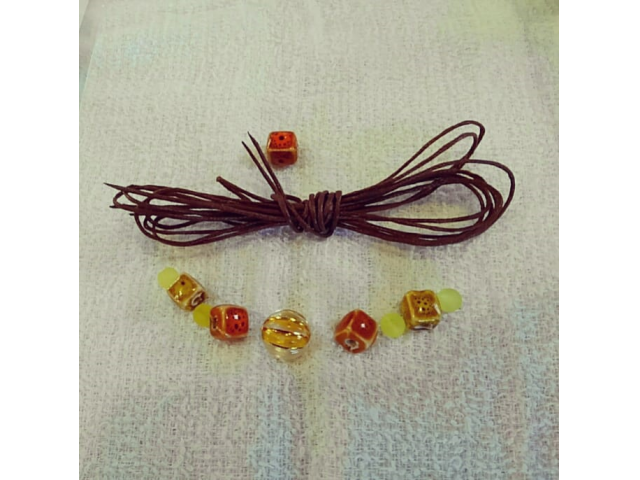 落ち着いた紐色と、暖色系&軽やかな色合いのビーズをチョイス(編み方:マクラメ編み)、編む前!