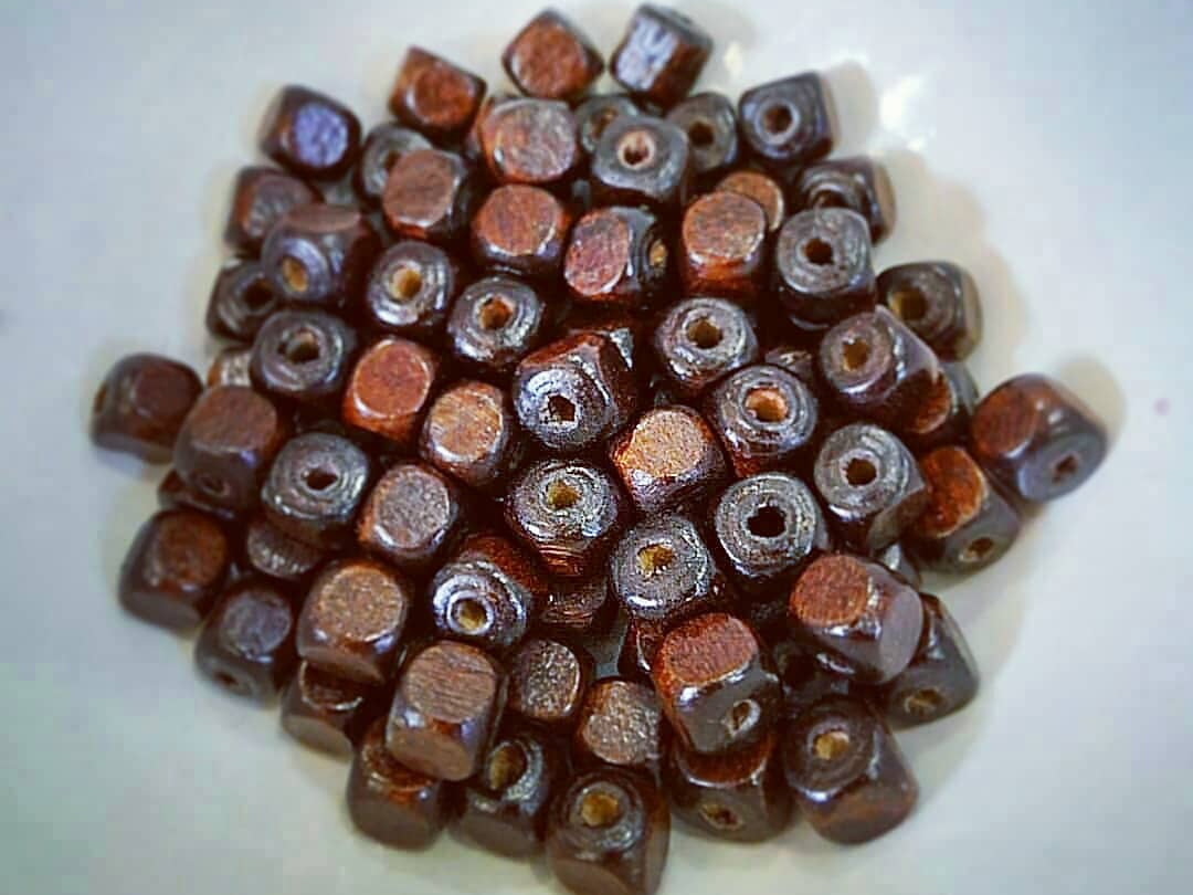 シンプルなウッドキューブビーズもいます・。*