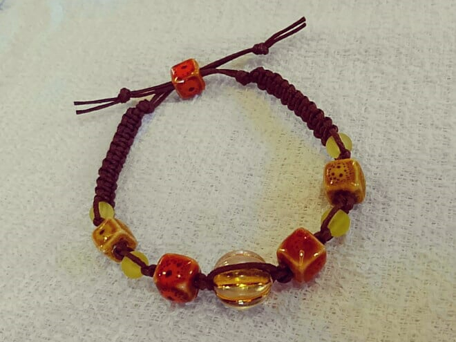 落ち着いた紐色と、暖色系&軽やかな色合いのビーズで作ったブレスレット(編み方:マクラメ編み)、完成!