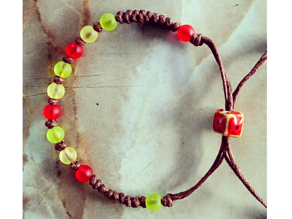 アクリルビーズと2本紐で、ストレートに(編み方:つゆ結び)作ったブレスレット、完成!