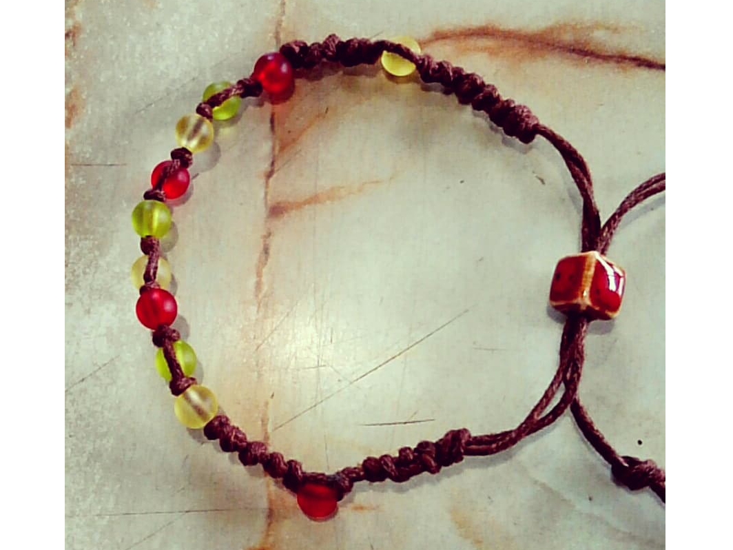 アクリルビーズと2本紐で、ジグザグに(編み方:つゆ結び)で作ると、こんな感じに☆彡