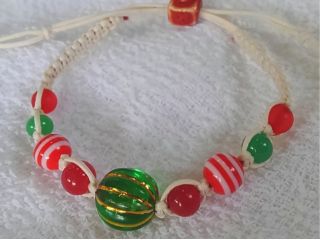 ホワイトベージュの紐と電飾カラーのアクリルビーズをマクラメ編みで・。*