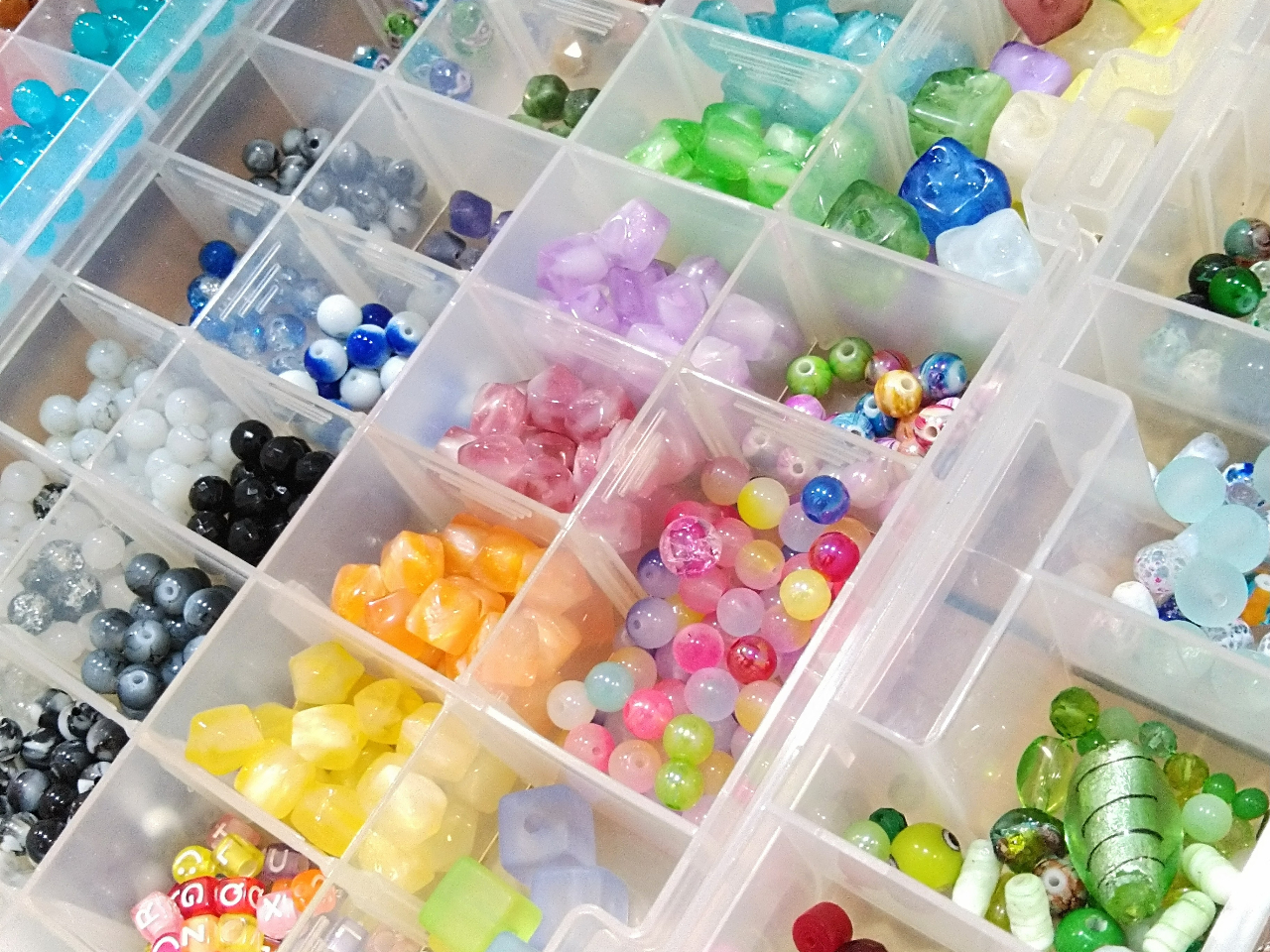 アクリルビーズ・。*キラキラうるうる・。カラフルなビーズたち増えました・。*゜