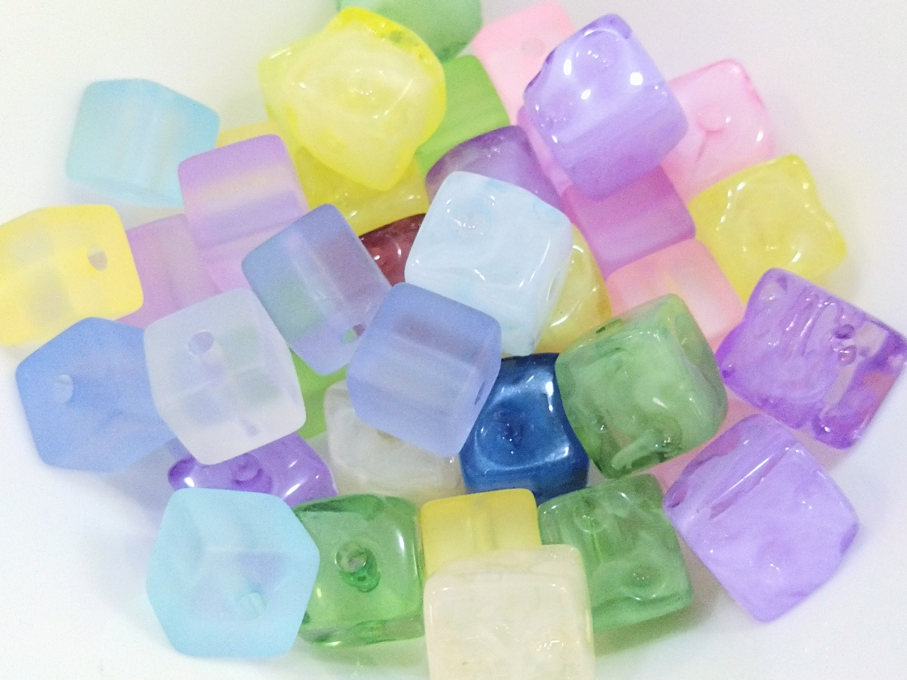 アイスキューブみたいなスクエアビーズも追加してます・。*゜