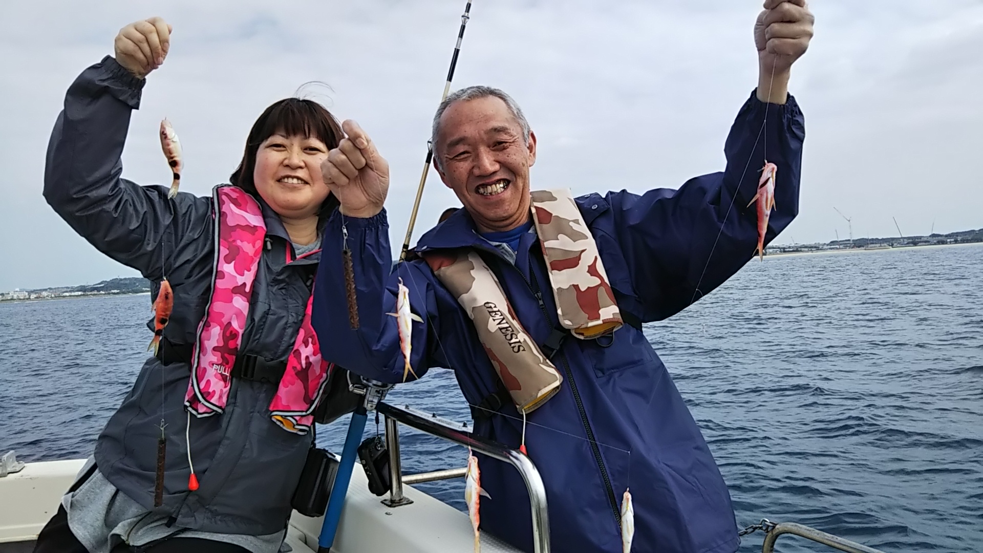 前半のトロピカルフィッシング。針の数だけ釣れることも。これが後半・・・超大物に化けるのです。