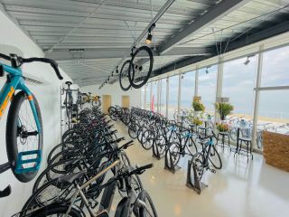 オーシャンビューで開放的な店内にレンタサイクルがたくさん