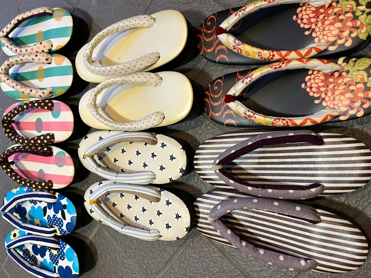 ゲタ草履(330円)は当店のSNSのフォローで無料。バッグのレンタルは男性用、女性用(715円)あり。クチコミを書いてくれる方は、バッグのレキャッシュバック!