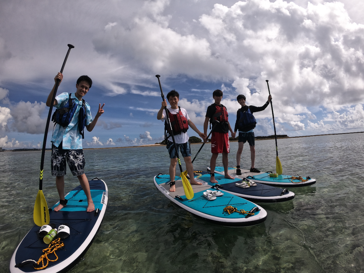 沖縄・SUP or カヤック】古代のクジラが眠る神秘の島「ウカハ島周遊