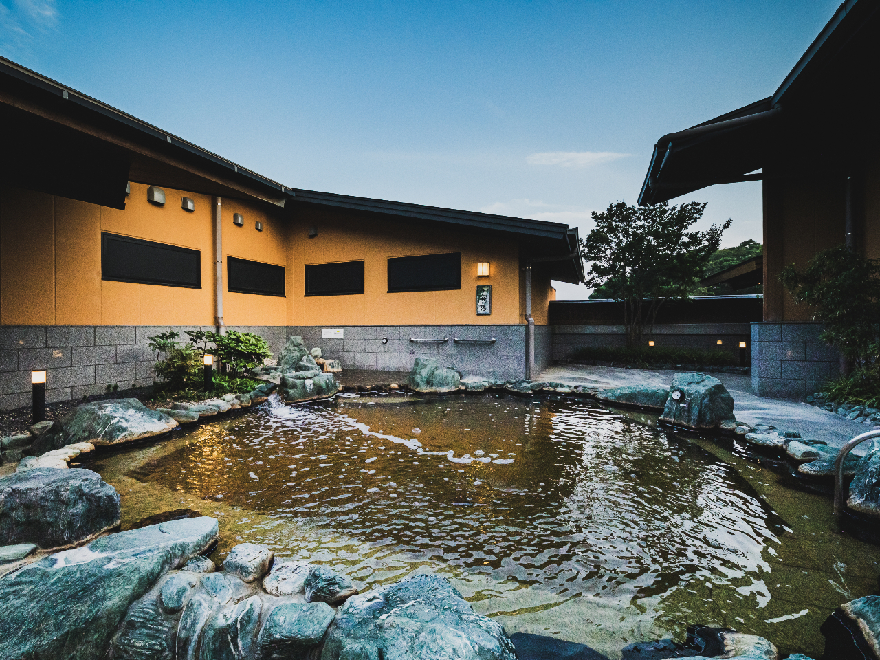 画像は露天岩風呂。岩風呂は上下にわかれており上湯は温泉かけ流しとなっています。露天には他に壺湯・桧湯・寝ころび湯があります。※露天系統の浴槽は壺湯を除き温泉水