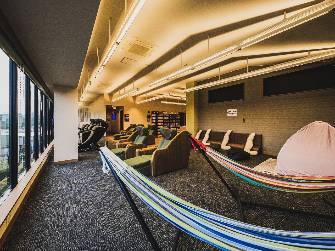 画像は岩盤エリア休憩スペース。約5000冊のコミック、リクライナー、ハンモックもありゆっくりとお寛ぎ頂けます。※岩盤浴着の着用が必須です
