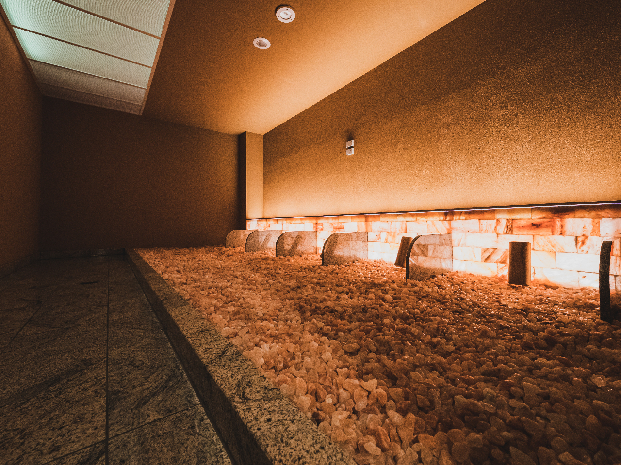 画像は岩塩洞。じっくりと汗をかくことが出来ます。岩盤浴室は他に灼熱洞・温熱洞・岩盤洞・冷風洞・ホットルーム(女性専用)がございます。※岩盤浴着の着用が必須です