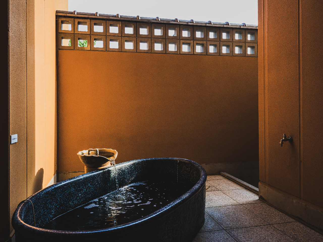 画像は貸切個室露天風呂。3h/4,000円でご利用頂けます。大切なご家族やご友人と他のお客様に気兼ねなくゆっくりとお過ごし頂けます。