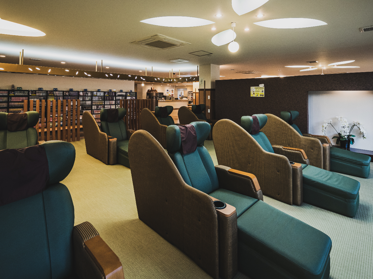 画像は1Fお休み処スペース。お食事処の横にあり、食休めやお風呂上がりの小休止にご利用頂けます。※1Fにも約5000冊のコミックをご用意しております。