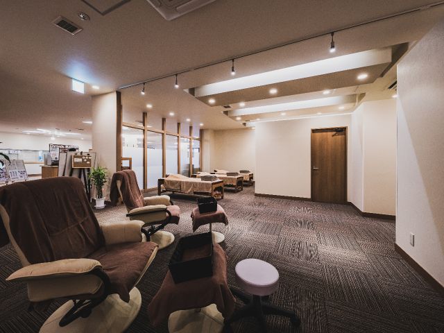 画像は1Fほぐし処。整体や足つぼ等疲れた体をリーズナブルな価格でお楽しみ頂けます。その他浴場内では韓国式アカスリやエステもご用意がございます。