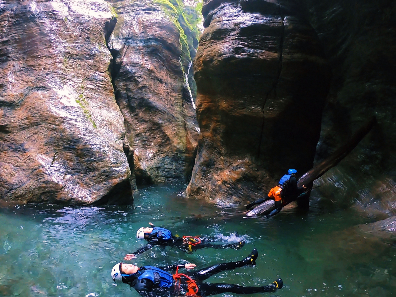 Niyodo Adventure ぷかぷか仁淀ブルーに浮かぶのがなんとも気持ちいです!中津渓谷でのキャニオニングはずっと水の中!仁淀ブルーに満たされてください!