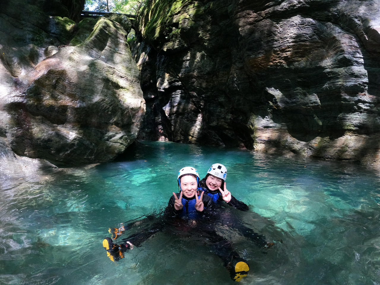 Niyodo Adventure 圧巻の仁淀ブルー!ぷかぷか浮いているだけでも気持ちい!仁淀川に遊びに来たら、是非中津渓谷でキャニオニング体験を!