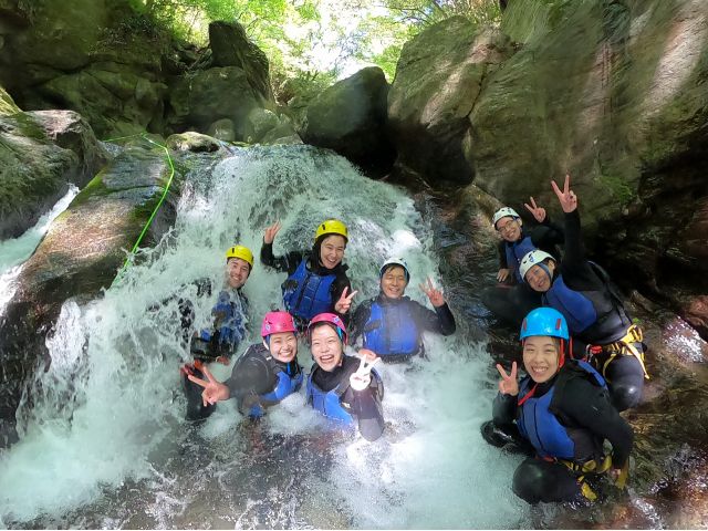 Niyodo Adventure 滝をバックに記念撮影。友達同士、カップル、外国人の方、みんなで仲良く大自然で遊びましょうー!