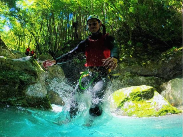 Niyodo Adventure 岩から仁淀ブルーにジャンプ!春の新緑を見ながらのキャニオニング最高です!