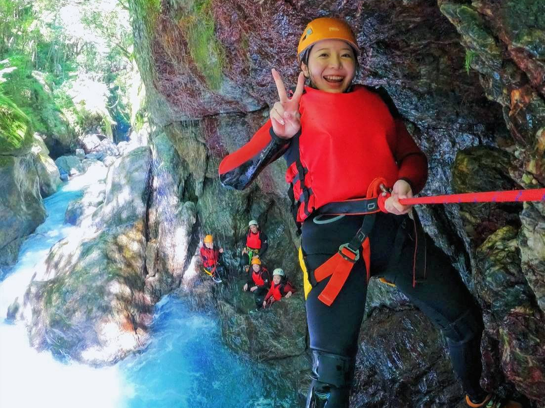 Niyodo Adventure 中津渓谷内は切り立った崖も多い事から、ロープで慎重におりて進む場所もあります。ロープで降りている時はハラハラドキドキ。楽しい!