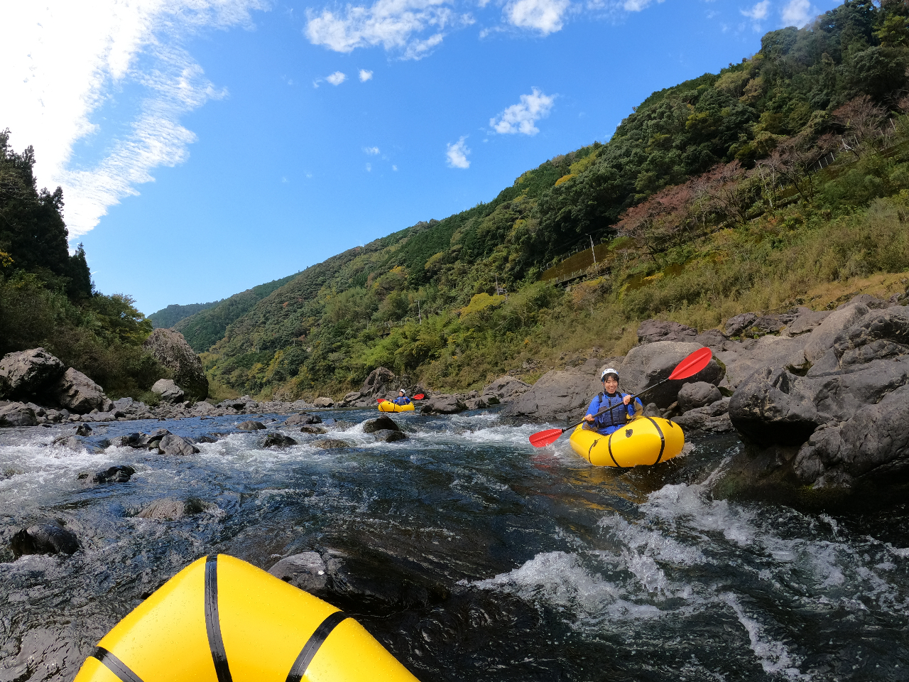 Niyodo Adventure ハラハラドキドキ。小さい波をどんどん超えていきます。ボートが岩に当たっても大丈夫。初めての方でも大丈夫ですよー!