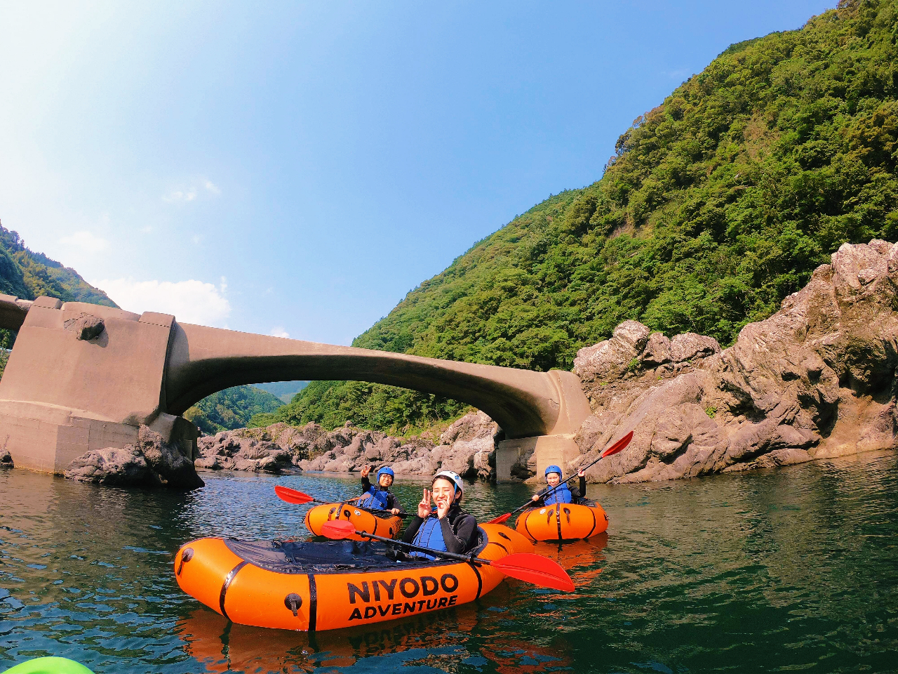 Niyodo Adventure 高知県で一番古い沈下橋の久喜沈下橋。ここをくぐって行くと仁淀川で一番大きい急流がやってきます!