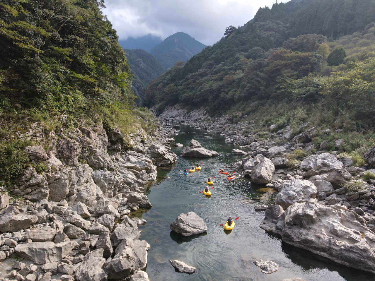 Niyodo Adventure この地域はどの会社も来ないスペシャルな区間。一度渓谷内に入れば、仁淀川にいるのは自分たちだけ。さぁ冒険にでかけよう!