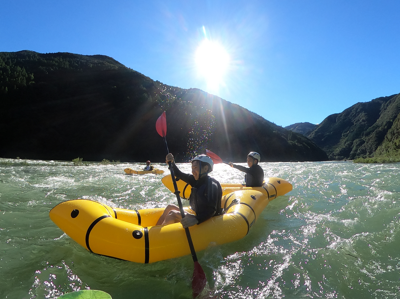 Niyodo Adventure 青空の下でやるパックラフトは最高!迫りくる波を漕ぎ抜ける!仁淀川の雄大な景色も見れて身も心も満たされます。