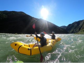 Niyodo Adventure 青空の下でやるパックラフトは最高!迫りくる波を漕ぎ抜ける!仁淀川の雄大な景色も見れて身も心も満たされます。