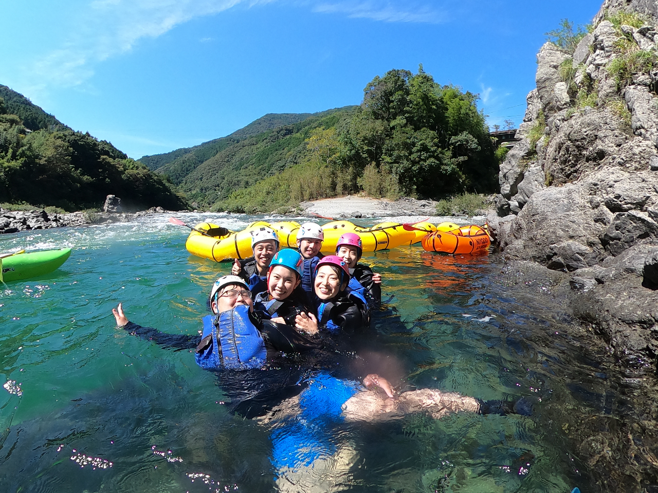 Niyodo Adventure ずっとボートの上にいるのはもったいない!水の中にも飛び込んで遊びましょう!仁淀川でみんなの笑顔が見れちゃいます!