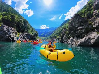 青い空と、青い水!一人乗りのボートに乗って冒険に出かけよう!