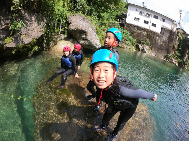 Niyodo Adventure さぁ飛び込むぞ!その前にカメラ目線も忘れずに。中津渓谷のこの先には大きな滝つぼが!