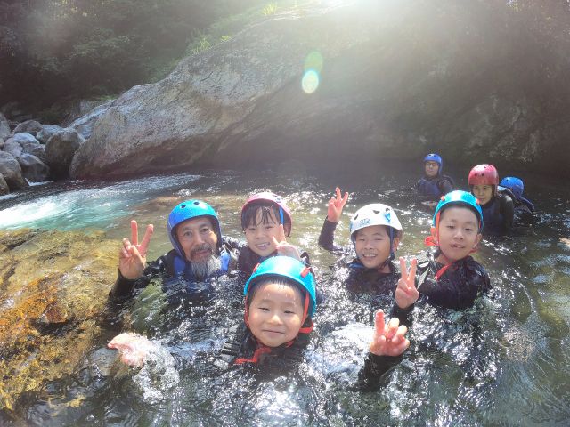 Niyoido Adventure おじいちゃんも孫と一緒に楽しめます!家族三世代で楽しめる仁淀川!