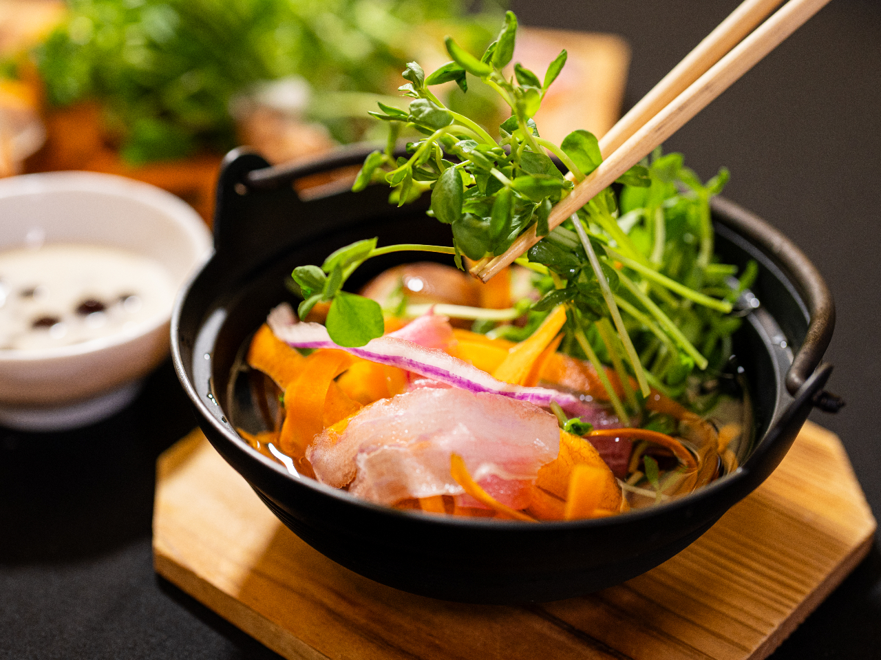 自家製ドレッシングと楽しむ「野菜のしゃぶしゃぶ」・・・具材は時季の食材からご用意しております。