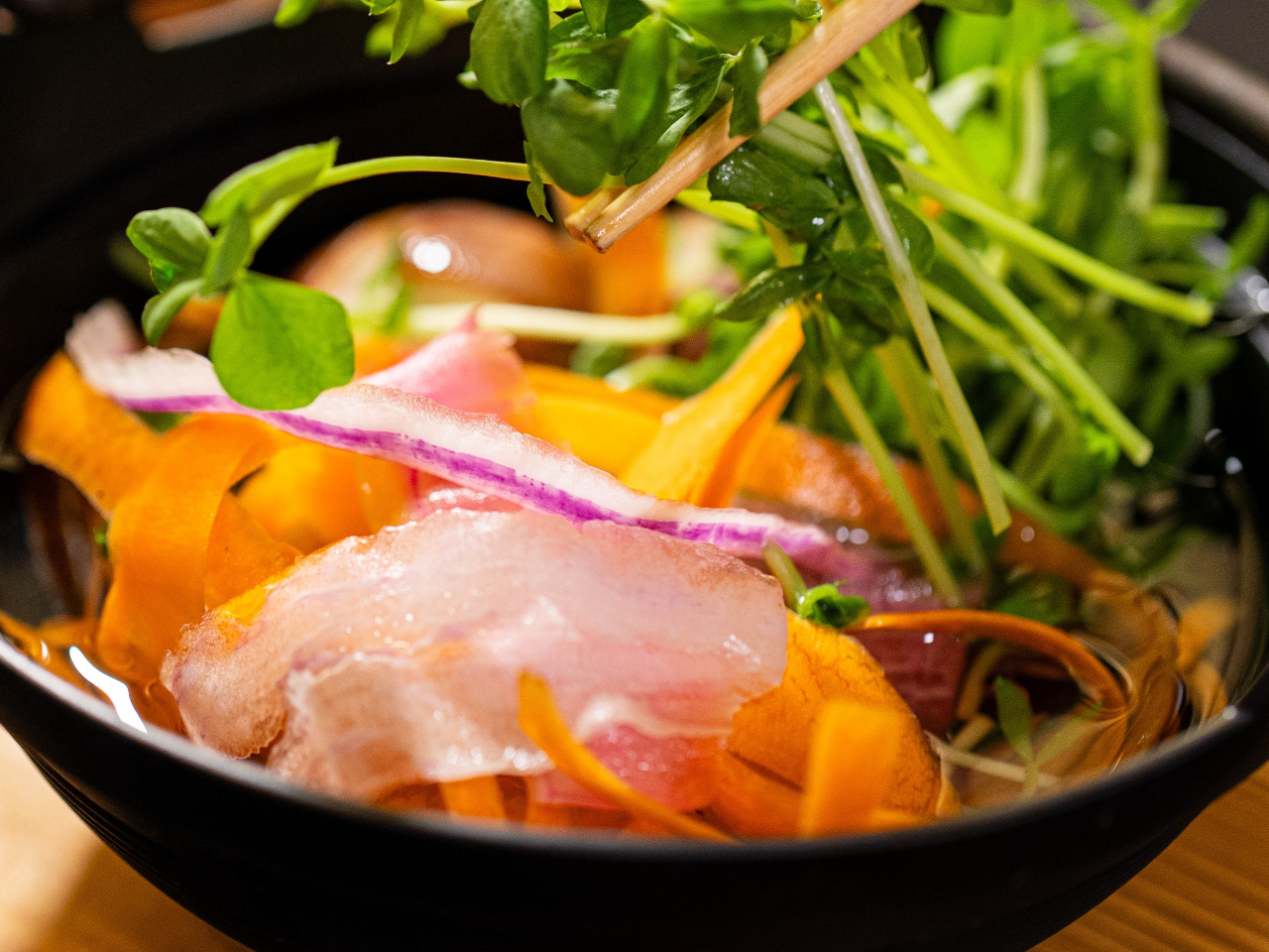 新鮮な野菜を存分に味わえるよう、彩り豊かな野菜を多彩な種類のタレでお召し上がりいただける(野菜じゃぶしゃぶ)