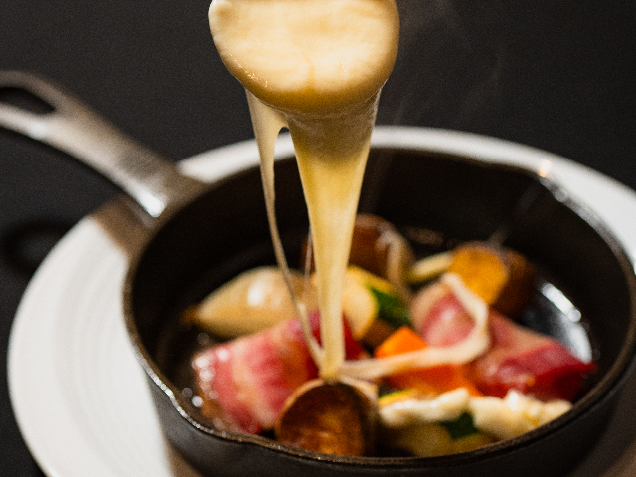 平日は+800円でメインプレートも追加可能。 9〜10月は【秋の収穫野菜の低温ロースト、十勝産ラクレットチーズのフォンデュ】をご用意しております。