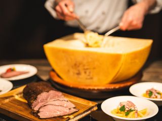 土日祝限定でライブパフォーマンスを実施しております。