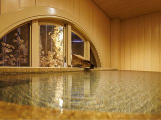 《お休み処付き貸切風呂「さくら」》内風呂なので天候に左右されず、源泉かけ流し温泉を楽しめます。