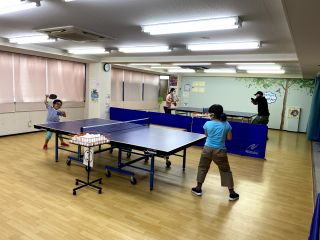 子供から大人まで卓球を楽しむ事が出来ます!幼児用の低い台もあります!
