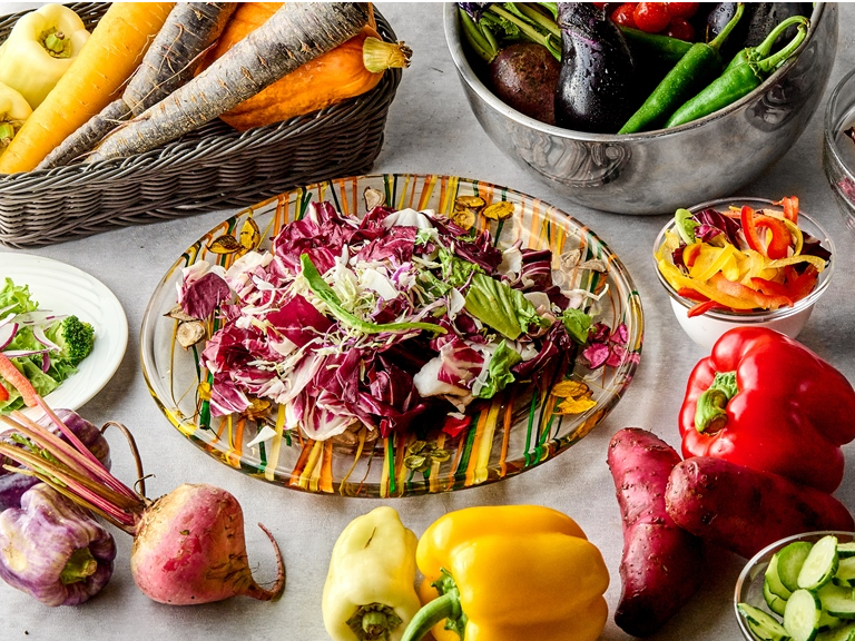 サラダはブッフェ方式で食べ放題