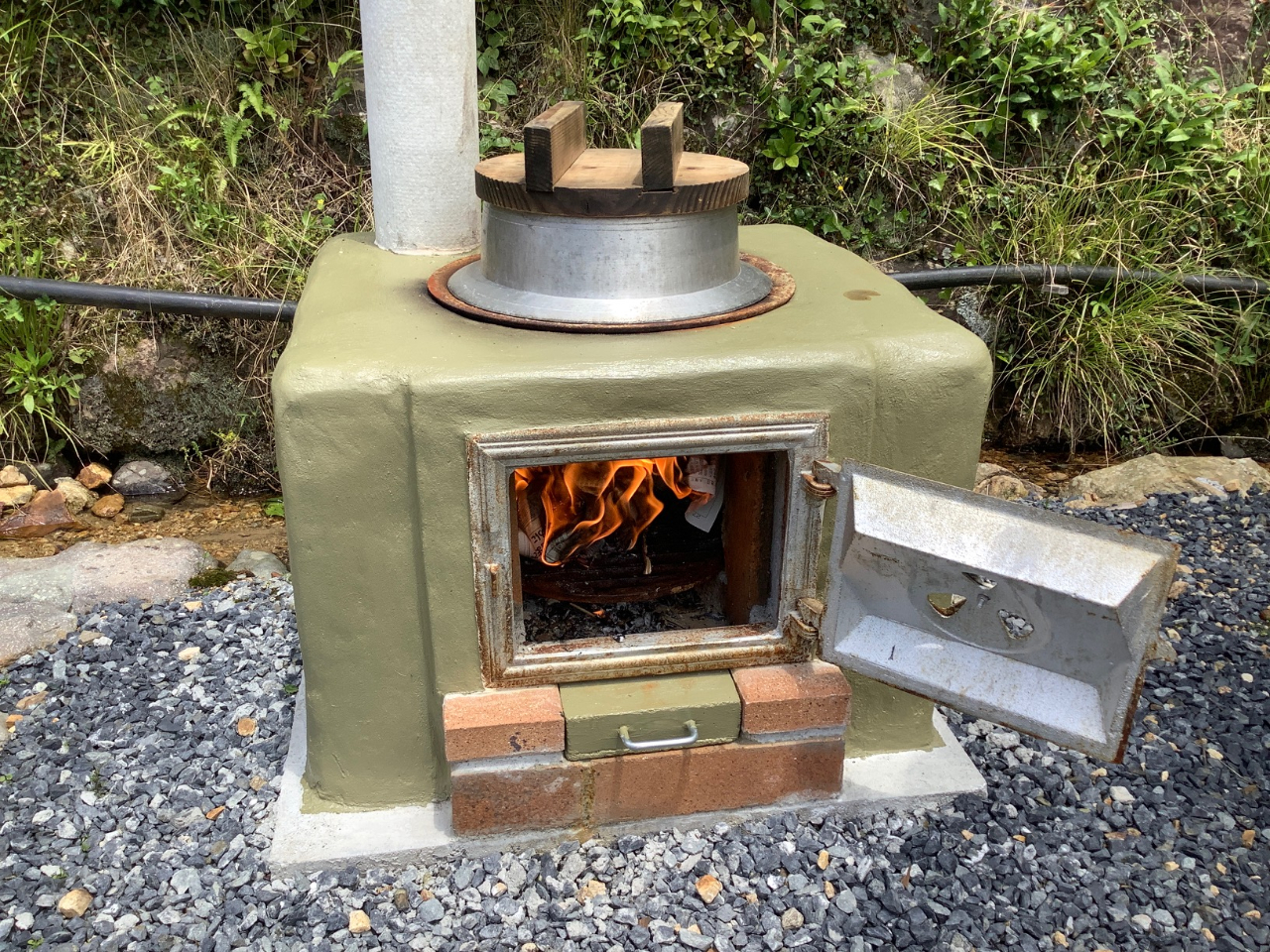 かまどでご飯炊き。